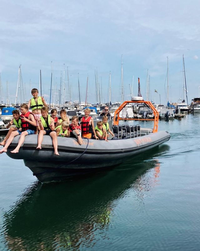 Häng med på sport- och äventyrscamp i Båstad i sommar! ☀️🐬⛰️🎾🕶️ Det är en cool blandning av sommarkollo, sommaridrottsskola och ”sommarsportis” för kids i åldrarna 6–14 år. Vi håller i äventyrsaktiviteterna med @careofsport. För mer info och för att boka ert äventyr, se deras hemsida: https://www.careofsport.se/sportscamp-bastad/ 
.
#båstad #sportcamp #visitbastad